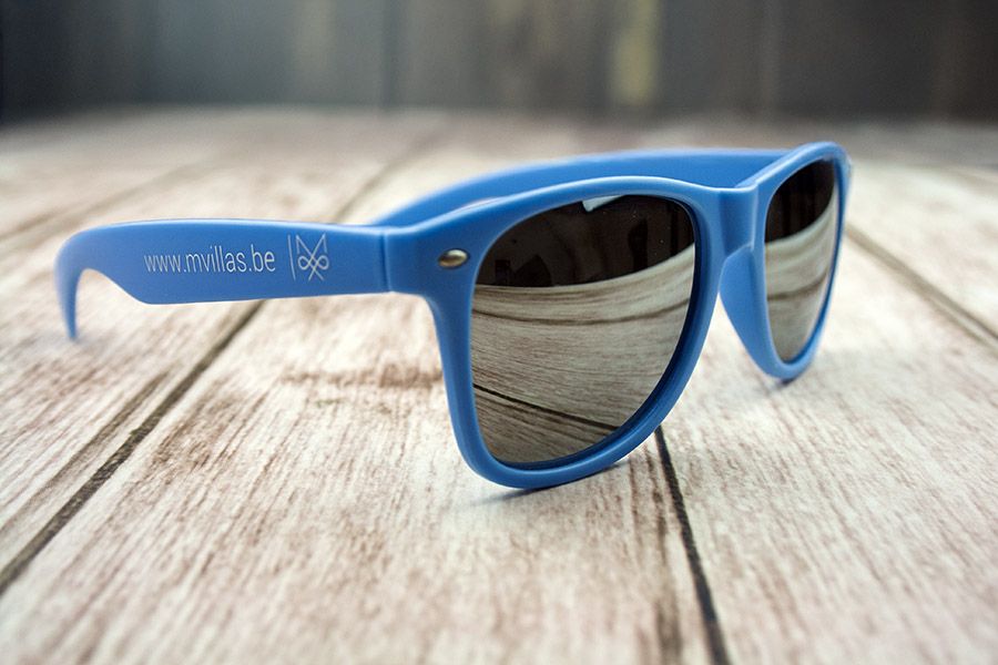 mvilla zonnebril in blauw mat montuur met opdruk van het logo in 1 kleur